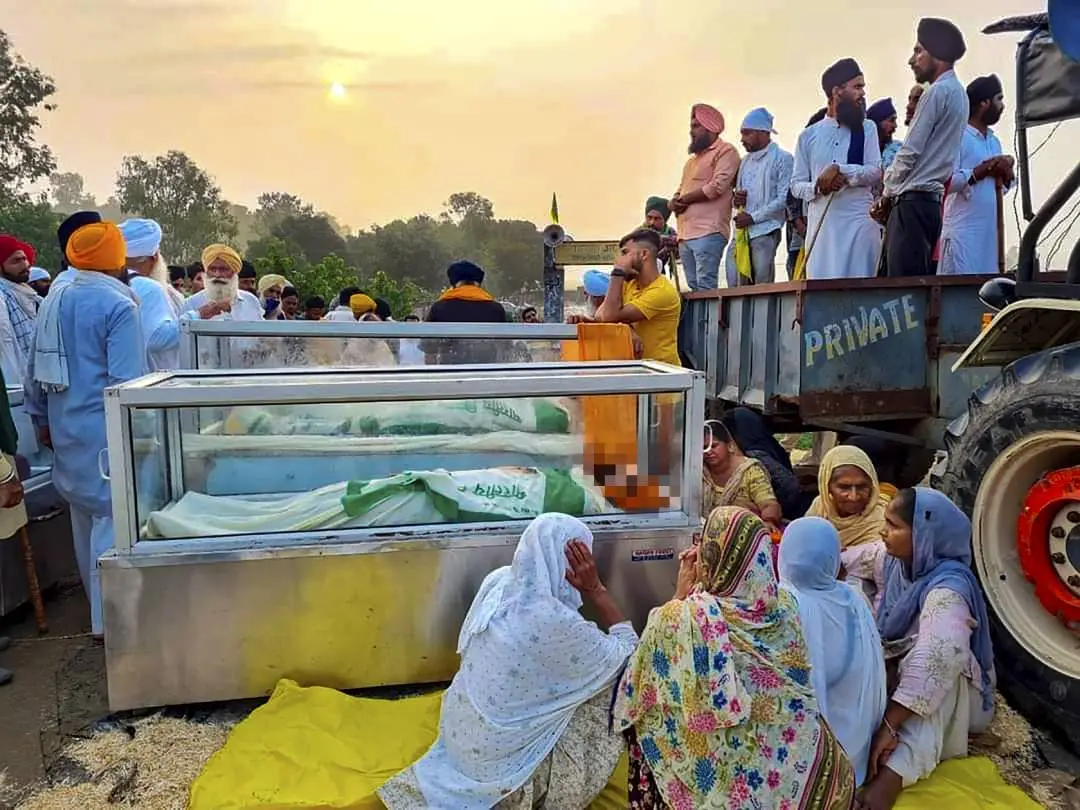 Farmers protesting with body of the victims | Photo: PTI
