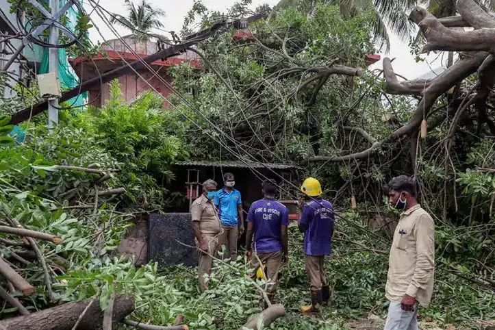 Amit Shah speaks to Mamata and Navin, assures all help for super cyclone 'Amphan'