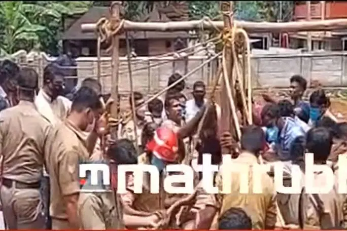 കൊല്ലത്ത് കിണറ്റിലിറങ്ങിയ 4 പേർ ശ്വാസം മുട്ടി മരിച്ചു; രക്ഷിക്കാനിറങ്ങിയ ഫയർഫോഴ്സ് അംഗം കുഴഞ്ഞുവീണു