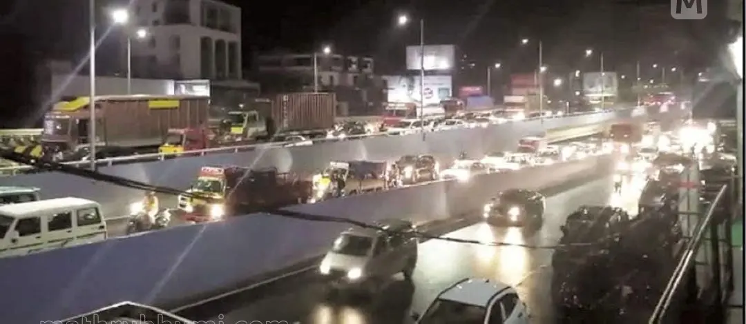 Vehicles passing through Vyttila flyover | Photo: Mathrubhumi