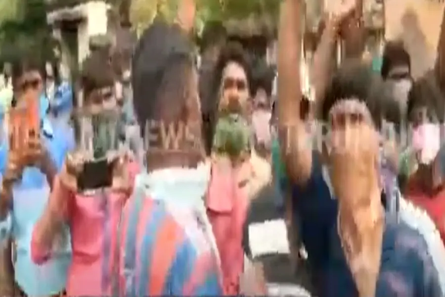 Migrant workers protest in Kollam demanding train to go home
