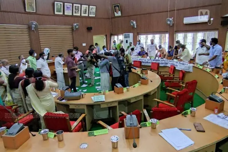 Clashes erupt in Thrissur Corporation over master plan; councillors thrash each other