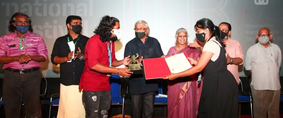 Mathrubhumi Club FM team recieves award for best coverage in radio.