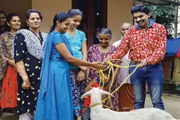 Santhosh Pandit helps people hit by COVID crisis in Wayanad