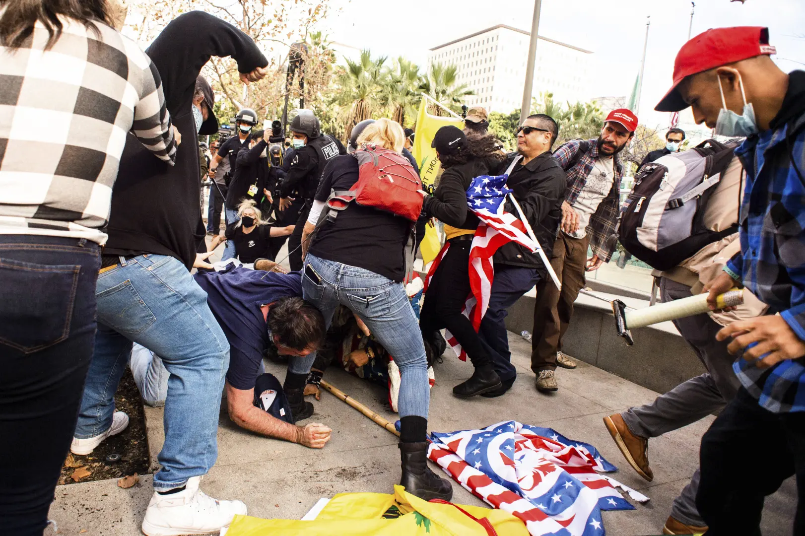 Supporters of President Donald Trump, who were protesting election results, and counter-protesters brawl outside Los Angeles police department headquarters | Photo: AP