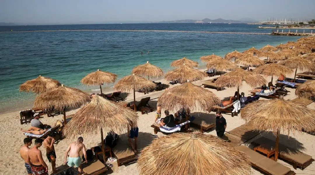A beach in Greece | Photo: twitter.com|SABreakingNews