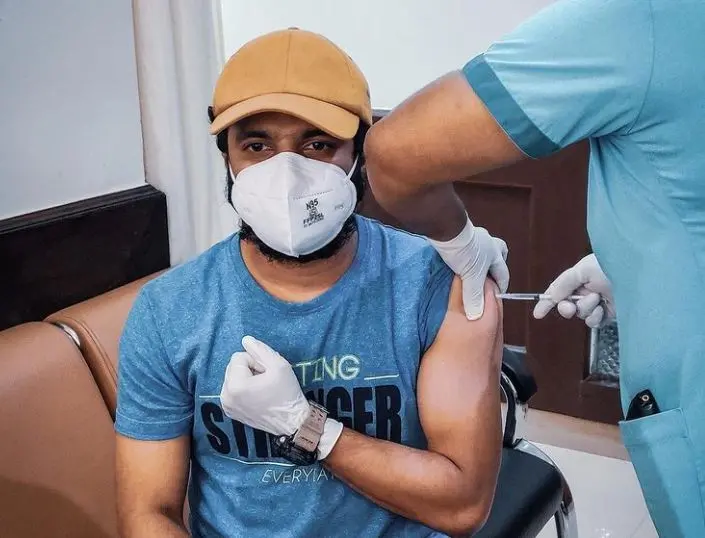 Neeraj Madhav takes COVID vaccine| Photo: Instagram|neeraj_madhav