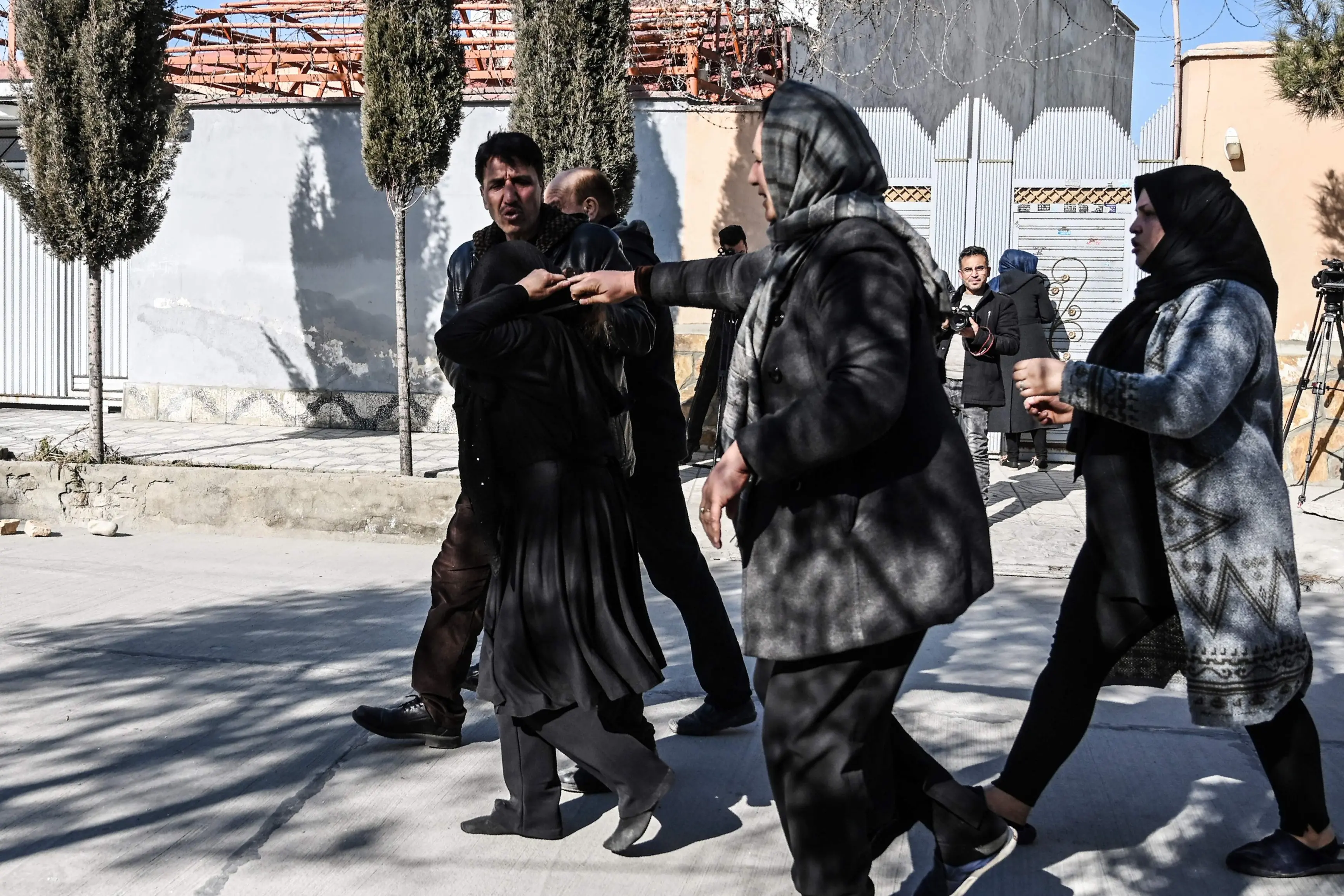Relatives of the victims arrives at the site following gunmen shot dead two Afghan women judges working for the Supreme Court, in Kabul | Photo: AFP