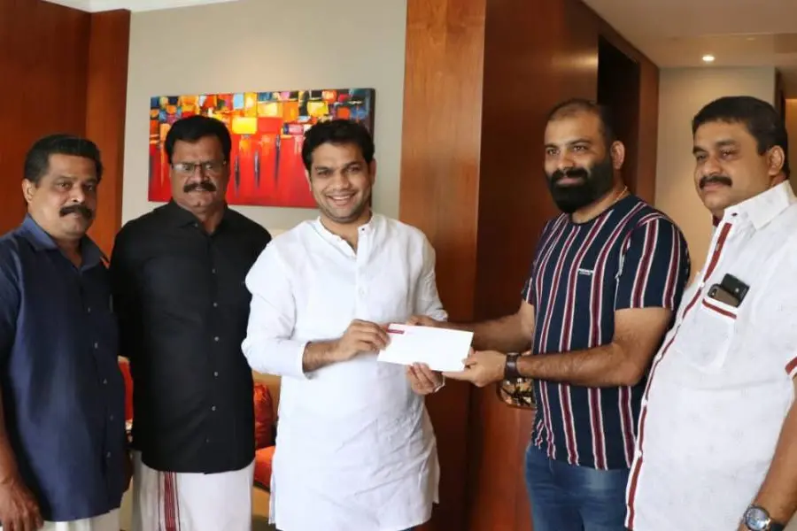 ഓണ്‍ലൈന്‍ ക്ലാസ്സിന് കുട്ടികളെ സഹായിച്ച് 'വെള്ളം' ടീം