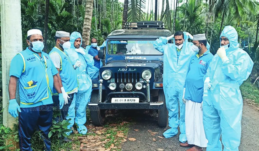 SKSSF Viqaya members arranging funeral of a COVID victim (file pic)