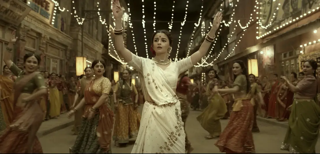 Alia Bhatt in the movie 'Gangubai Kathiawadi' | Photo: YouTube screengrab