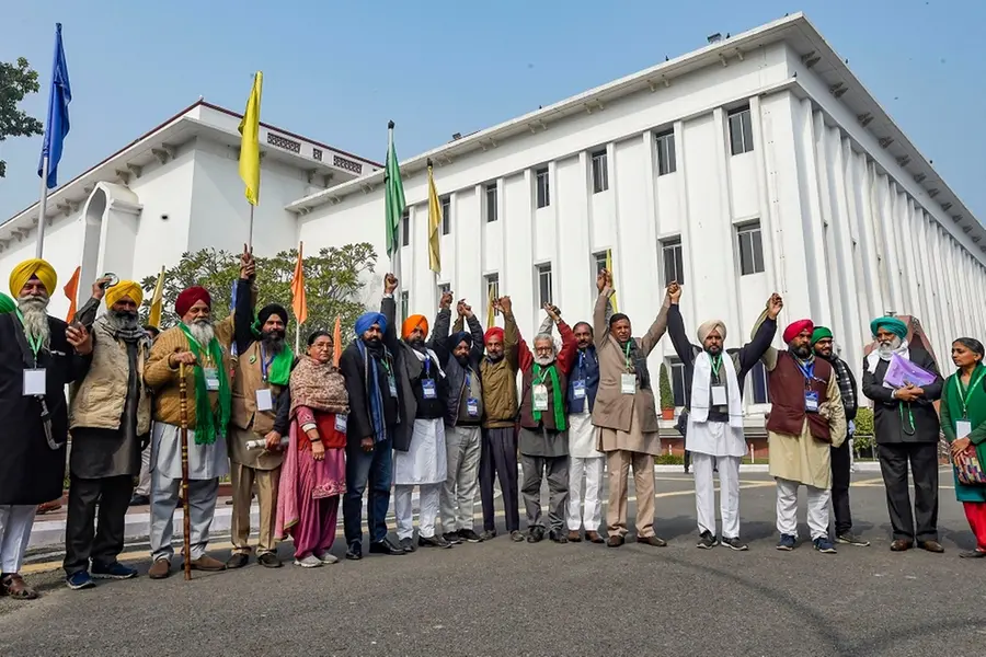 Govt asks farm leaders to reconsider proposal for suspending laws; Unions stick to repeal demand