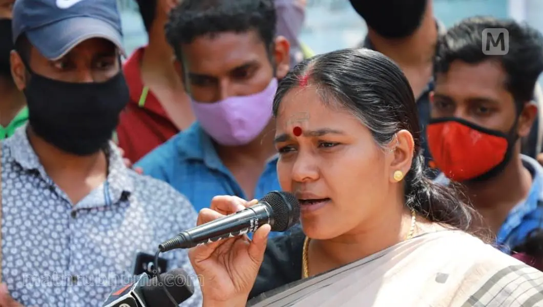 Sobha Surendran addressing a gathering after visiting the protesting PSC rank holders | Photo: Mtahrubhumi