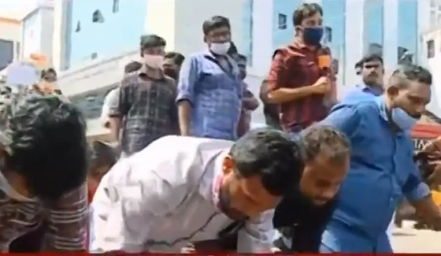 Protestors on their knees before secretariat | Screengrab: Mathrubhumi