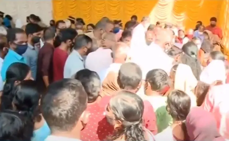 Huge crowd at the event | Screen grab Mathrubhumi News