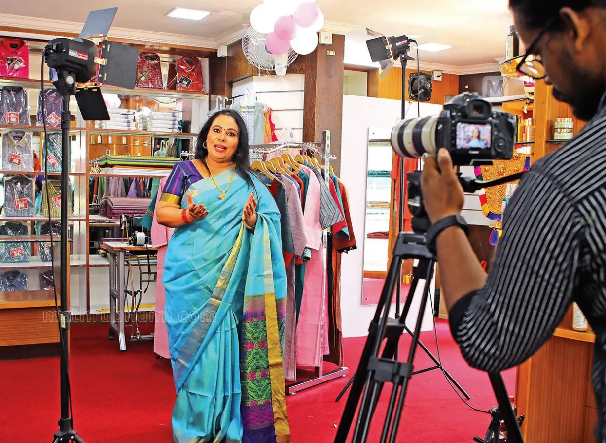 Khadi Board vice chairperson Shobhana George acting in an ad film for the board. The shooting is held at Khadi Bhavan at Kaloor in Kochi | Photo: T K Pradeep Kumar | Mathrubhumi