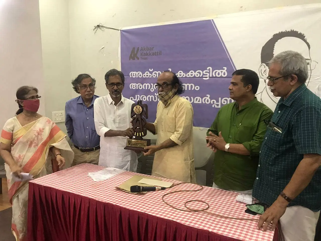 P F Mathews receiving Akbar Kakkattil Memorial Award from Sathrughnan