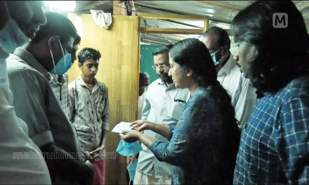 Lakshmi Rajeev handing over Rs 5 lakh to Rahul and Ranjith in the presence of Kadakampally Surendran and others