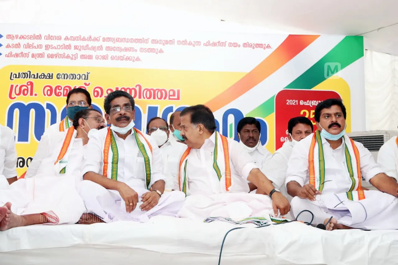 Ramesh Chennithala protesting in Poonthura beach. Congress leaders Mullappally Ramachandran, M M Hassan, V S Sivakumar and others also can be seen. | Photo: Biju Varghese