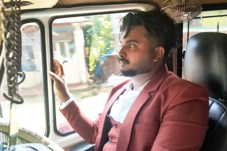 Even on wedding day, this ambulance driver did not fail to perform his duty