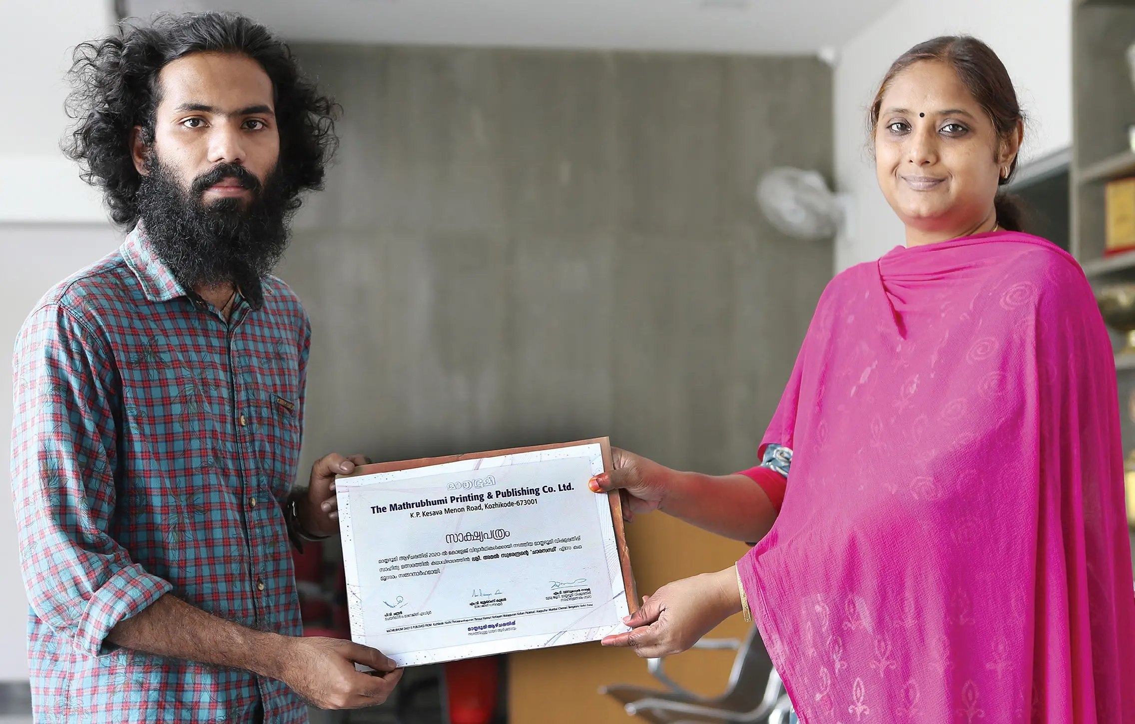 Amal Surendran receives award from Mathrubhumi unit manager P Sindhu