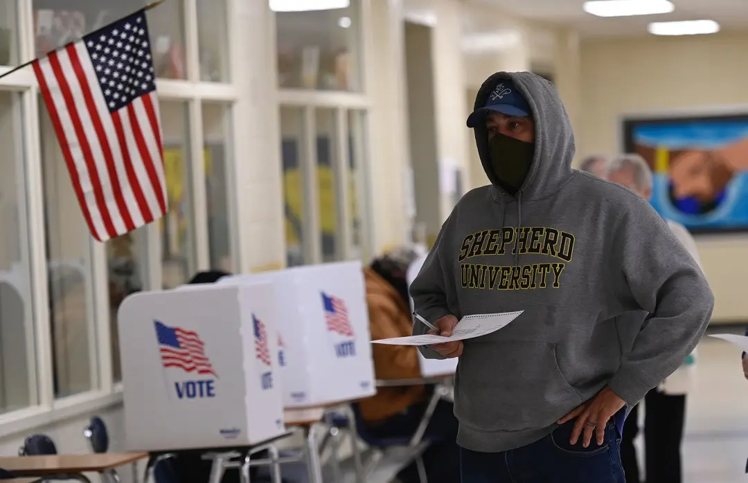 A voters casts his ballot at a polling station on US Election Day in Winchester, Virginia early November 3, 2020. - Polling stations opened in New York, New Jersey and Virginia early November 3, marking the start of US Election Day as President Donald Trump seeks to beat forecasts and defeat challenger Joe Biden. The vote is widely seen as a referendum on Trump and his uniquely brash, bruising presidency that Biden urged Americans to end to restore 'our democracy'. | Photo: AFP
