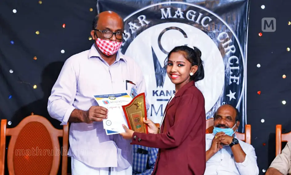Theertha receiving the prize