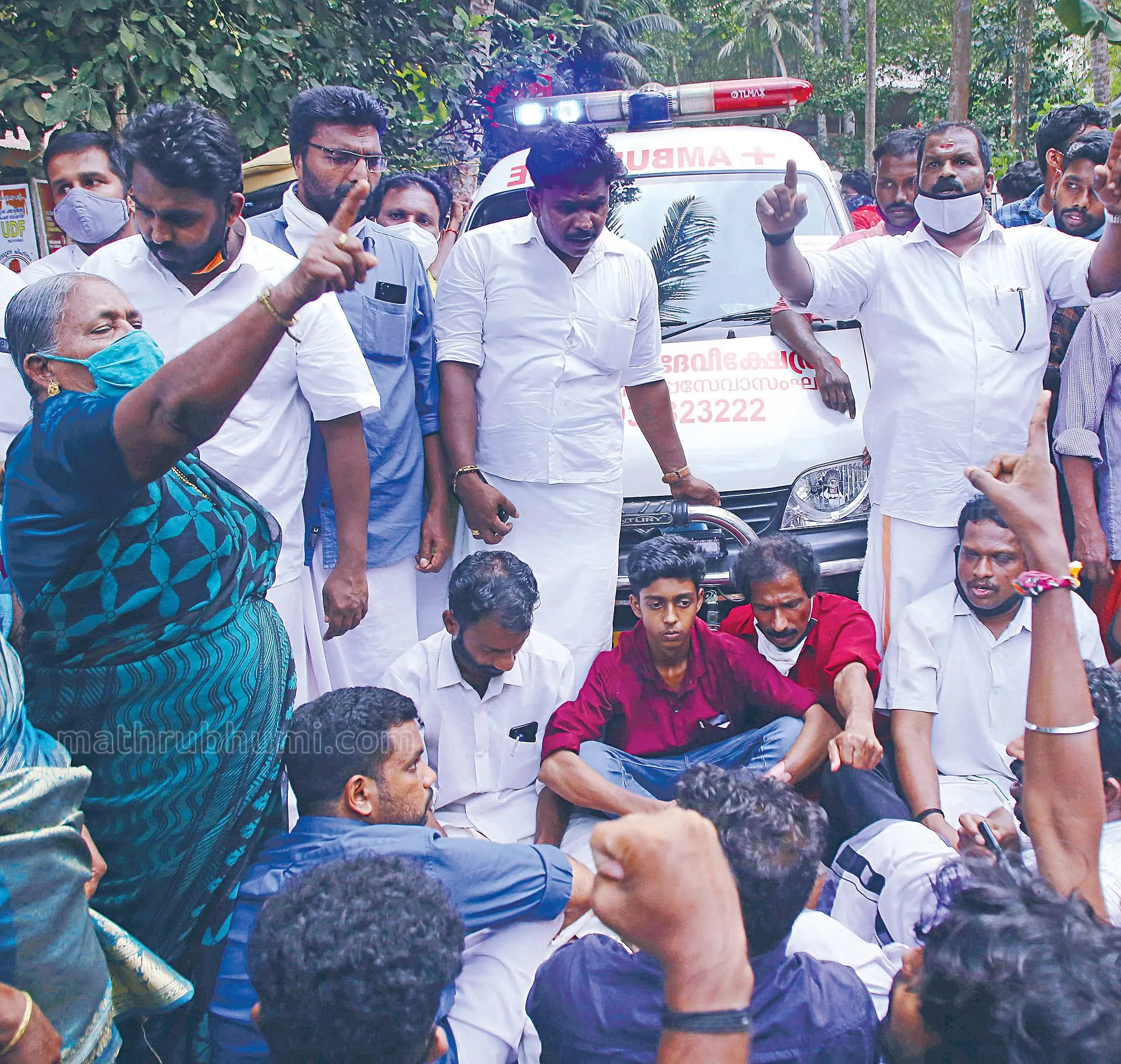 Proestors, led by Ranjith and locals, blocking ambulance | Photo: AP Unnikrishnan