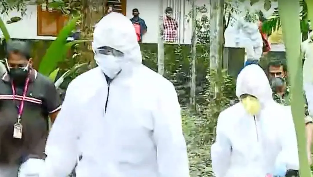 Pune NIV experts examining samples | Screengrab: Mathrubhumi News