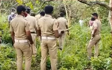 പ്രദേശത്ത് പോലീസ് പരിശോധന നടത്തുന്നു | photo: mathrubhumi news|screen graB