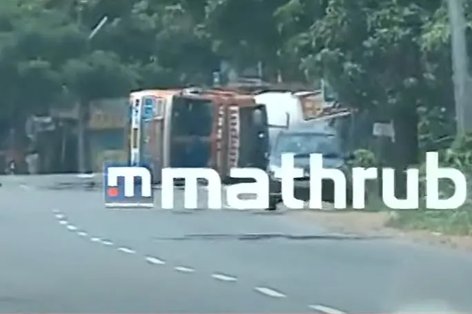 Gas leaks after tanker lorry overturns at Chala in Kannur