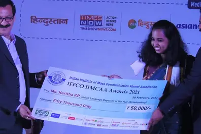 Mathrubhumi's Haritha KP wins IFFCO IIMCAA Award