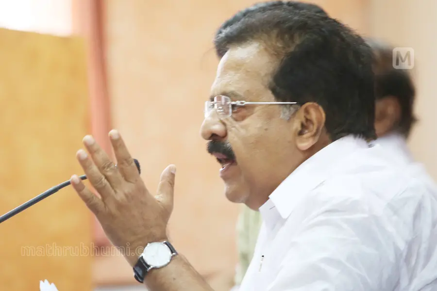 ഓര്ഡിനന്സ് നടപ്പാക്കില്ലെന്ന മുഖ്യമന്ത്രിയുടെ നിലപാട് തട്ടിപ്പ്- രമേശ് ചെന്നിത്തല