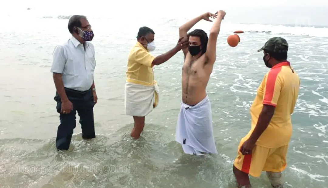 Sugathakumari's nephew immersing her ashes in Papanasam