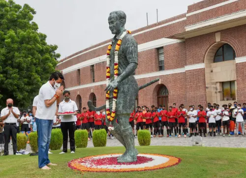 Anurag Thakur pays tribute to Major Dhyan Chand in New Delhi I Photo: PTI