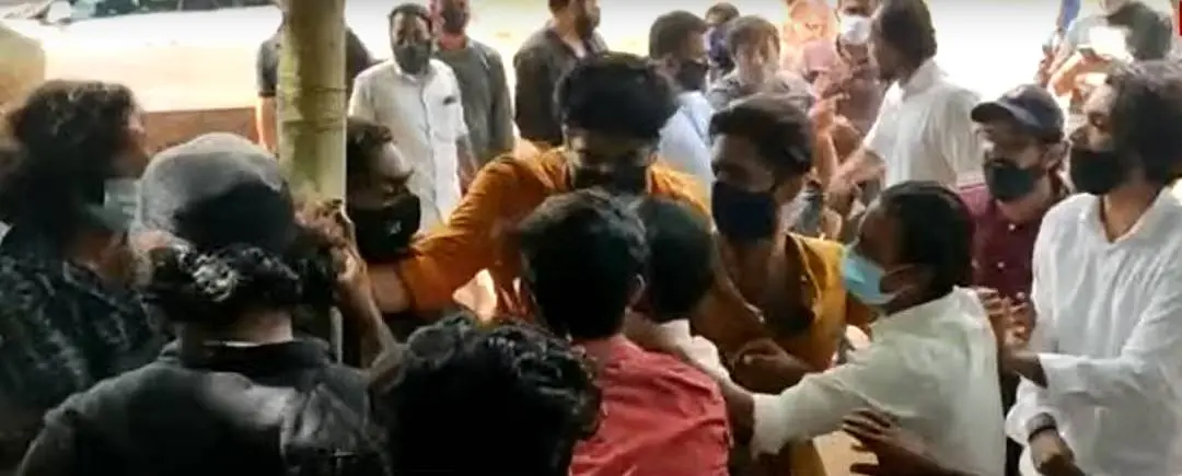 Fight at vaccination centre | Screengrab: Mathrubhumi News