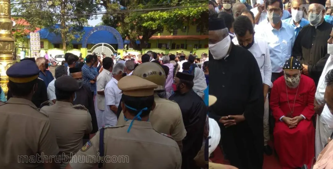 Police block Jacobites at Mulanthuruthy church | Photo: TK Pradeep Kumar|Mathrubhumi