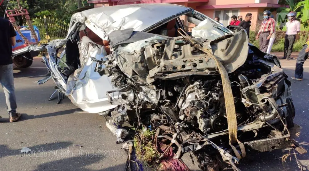 The car that was destroyed after colliding with lorry in Kannur | Photo: Mathrubhumi