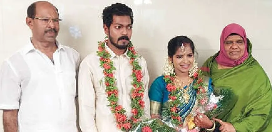 Kavitha and her groom pose for a pic with Razaq and wife Noorjahan at their wedding | Photo: Mathrubhumi