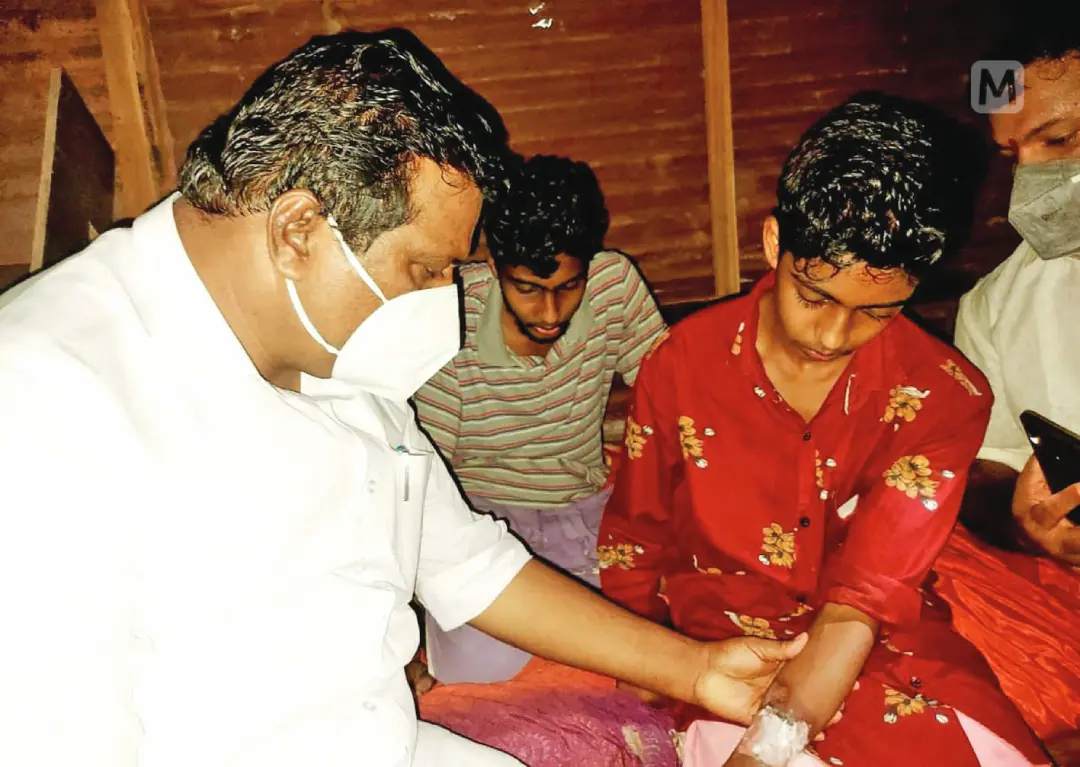 Kodikkunnil Suresh seeing Ranjith's burn injuries