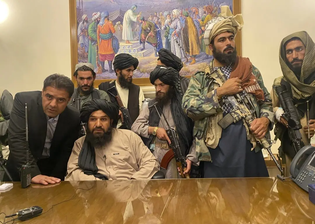 Taliban fighters take control of Afghan presidential palace | Photo: AP