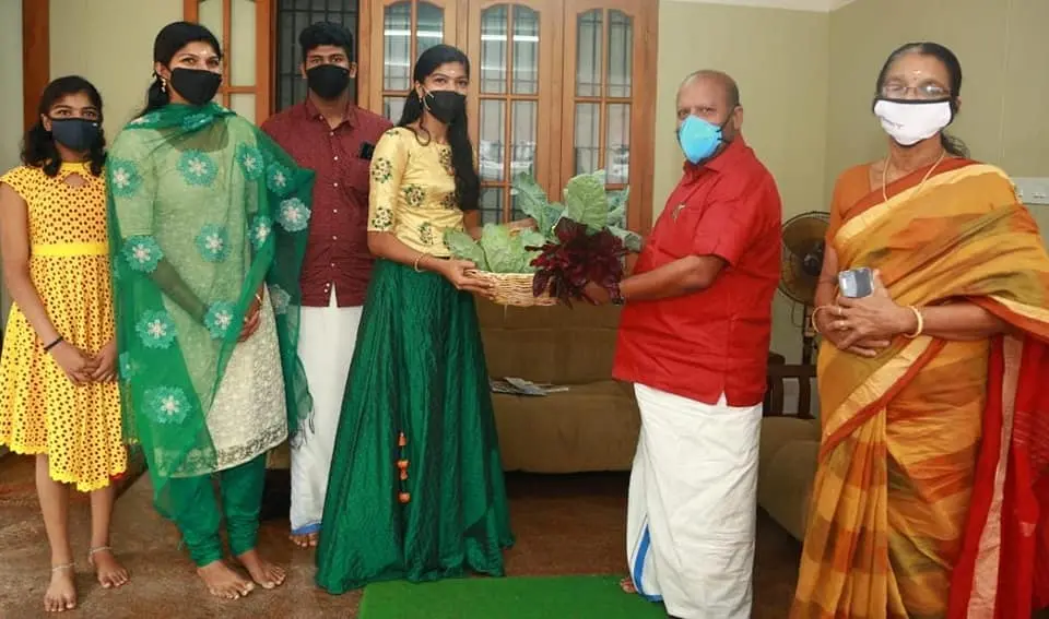 Jayalkshmi gifting organic vegetables to minister Sunil Kumar | Photo: facebook.com|advvssunilkumar|photos|pcb.1210283472692208|1210283422692213|