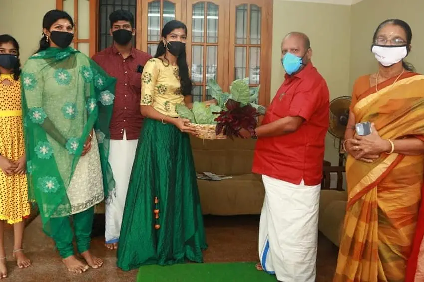 Class 10 girl gifts agriculture minister organic vegetables produced in her garden