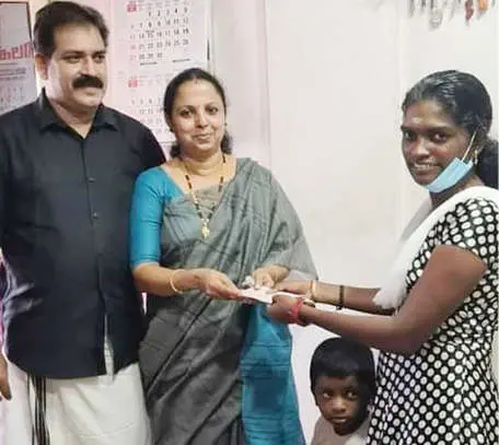 Sasi Balan and wife Saina handing over the 51 lakhs worth cheque to Smija