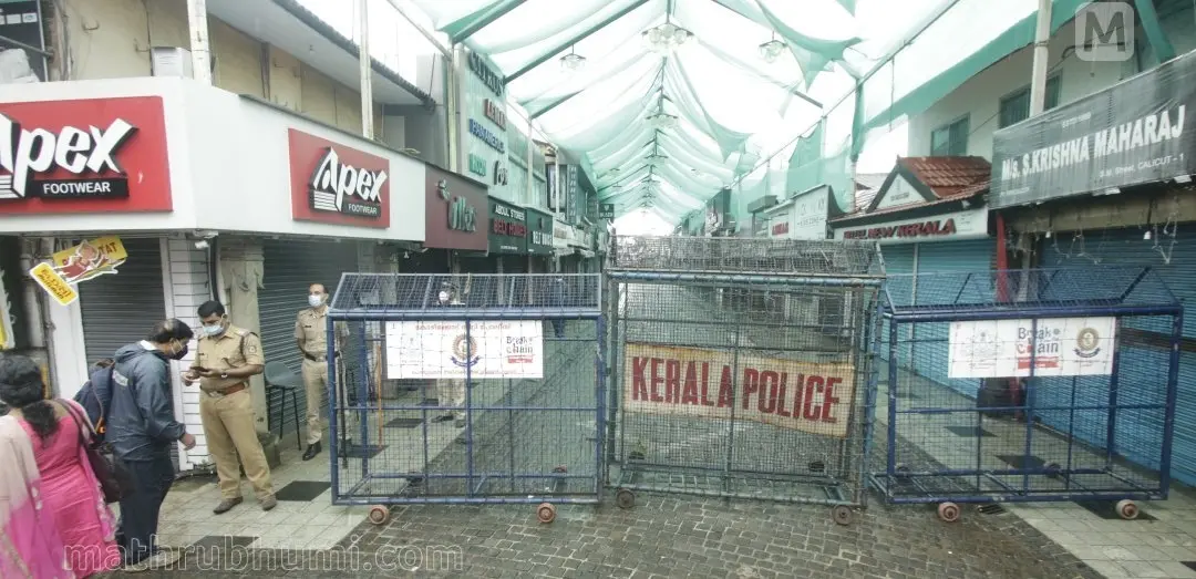 Police blocking the SM street following protests | Photo: P Krishna Pradeep | Mathrubhumi