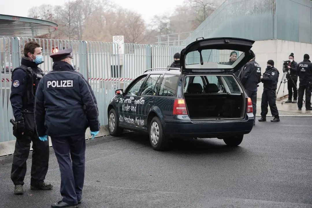 Car that crashed into Angela Merkel's office | Photo: AP
