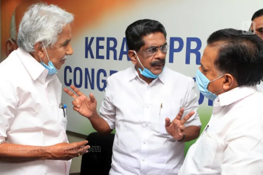പുനഃസംഘടന; നേതൃത്വത്തിനെതിരേ ചെന്നിത്തലയും ഉമ്മന്ചാണ്ടിയും, പൊട്ടിത്തെറിച്ച് മുല്ലപ്പള്ളി