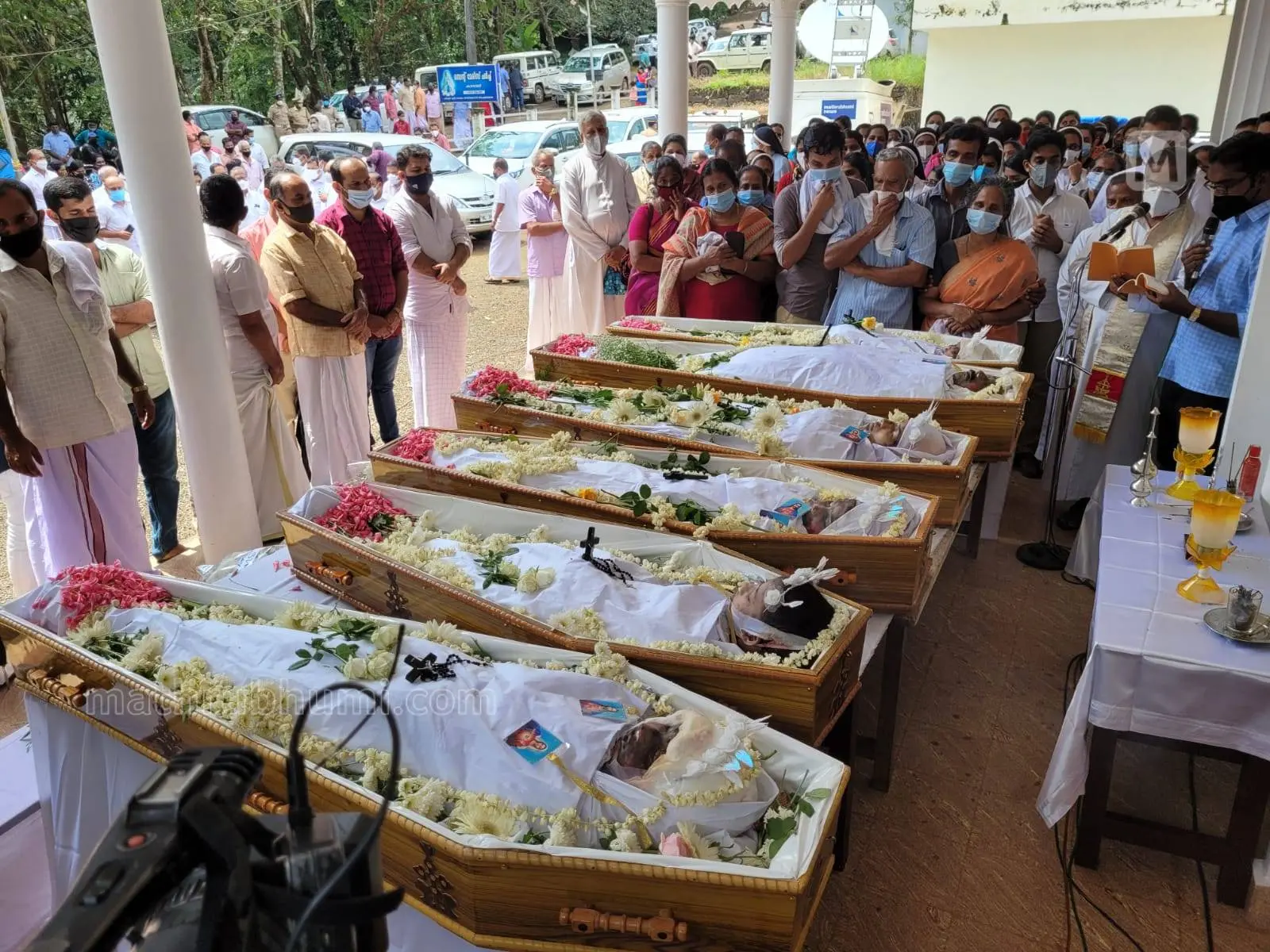 മാര്ട്ടിന്റെയും കുടുംബത്തിന്റെയും മൃതദേഹങ്ങള് കാവാലി പള്ളിയില് സംസ്കാര ശുശ്രൂഷകള്ക്കായി എത്തിച്ചപ്പോള് ഫോട്ടോ:ജി.ശിവപ്രസാദ്