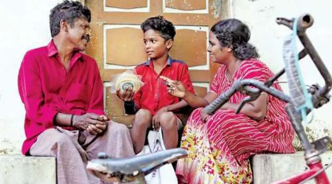 Ameesh with his parents before going to sell papad | Photo: T K Pradeep Kumar | Mathrubhumi