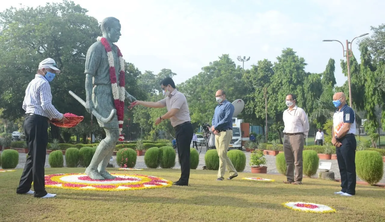 Union Sports Minister Kiren Rijiju paying floral tribute to the statue of Dhyan Chand on National Sports Day (Photo: IANS)